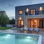 Omnia Villa *
