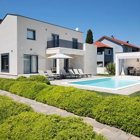 Omnia Villa